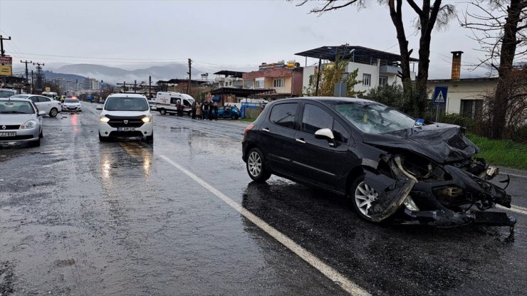 Aydın'da 3 kişinin yaralandığı trafik kazası güvenlik kamerasında