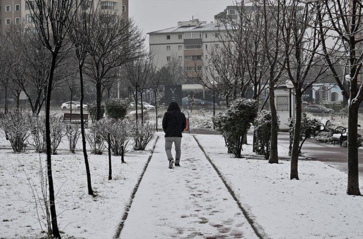 Başkentte kar yağışı kısa süre etkili oldu