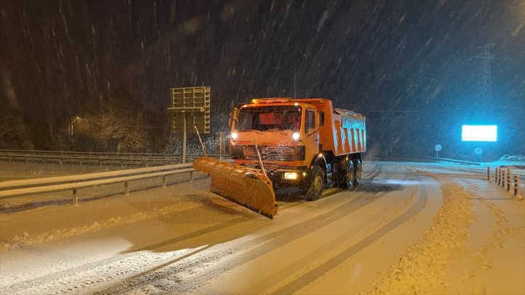 Bolu Dağı'nda kar yağışı etkili oluyor