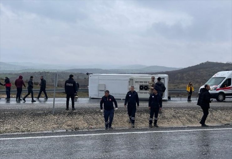 Diyarbakır'da Dicle Gençlikspor kafilesini taşıyan midibüsün devrilmesi sonucu 8 kişi yaralandı