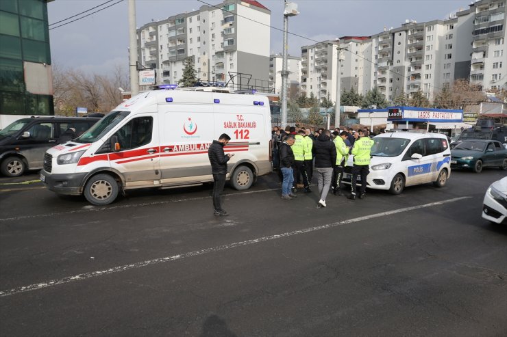 Diyarbakır'da hafif ticari aracın çarptığı yaya öldü, araçtaki 3 kişi yaralandı