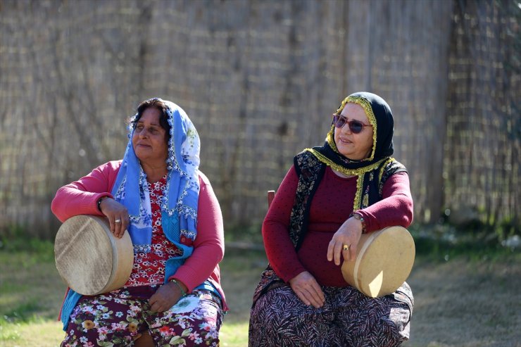 Fethiyeli kadınlar, popüler şarkıları yöreye özgü "delbek" eşliğinde seslendiriyor