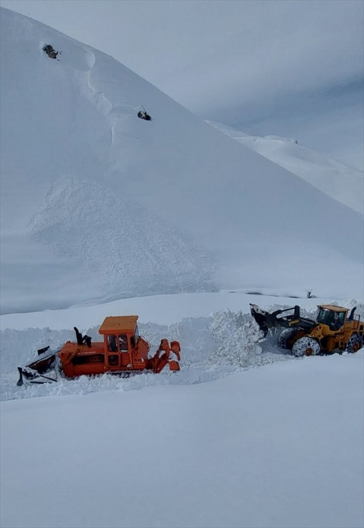 Hakkari'de kar kalınlığının 5 metreyi bulduğu bölgede çalışmalar sürüyor