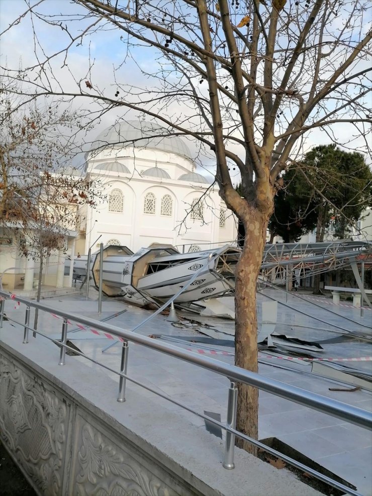 İzmir'de fırtına nedeniyle minare yıkıldı