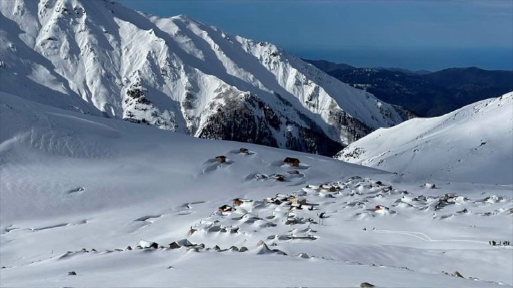 Kaçkar Dağları'nda "heliski" heyecanı devam ediyor