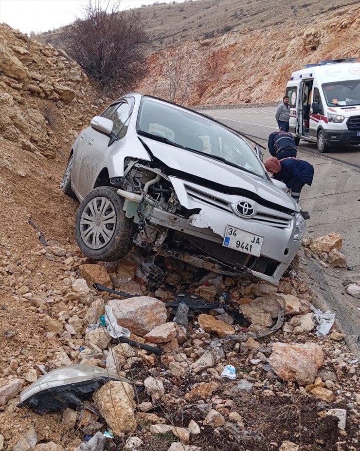 Malatya'da yol kenarına savrulan otomobildeki 3 kişi yaralandı