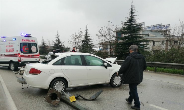 Manisa'da karşı şeride geçen kamyonetin otomobillere çarpması sonucu 5 kişi yaralandı