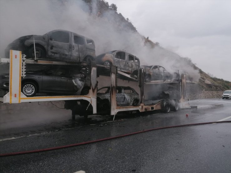 Mersin'de araç yüklü tırda yangın çıktı