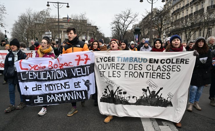 Fransa'da hükümetin tartışmalı göç yasası protesto edildi