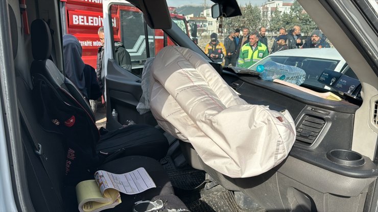 Adıyaman'da ambulans ile otomobilin çarpıştığı kazada 2 kişi yaralandı