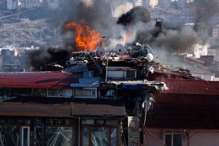 Başkentte 7 katlı binanın çatısındaki yangın hasara neden oldu