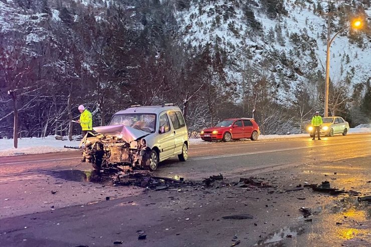 Gümüşhane'de trafik kazasında 4 kişi yaralandı