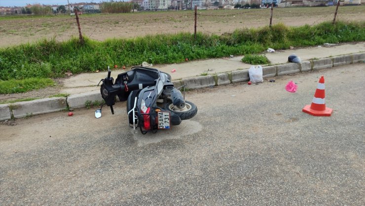 İzmir'de beton direğe çarpan motosikletin sürücüsü öldü