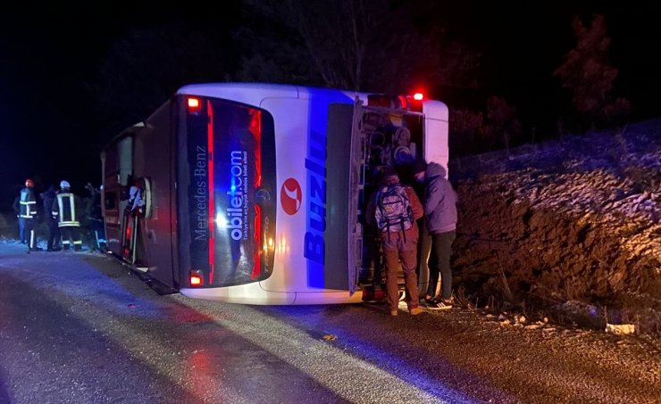 Kütahya'da devrilen yolcu otobüsündeki 18 kişi yaralandı