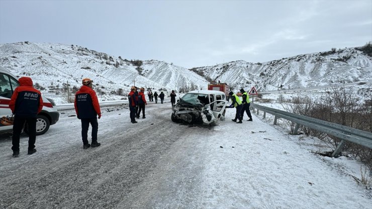 Sivas'ta yolcu minibüsü ile hafif ticari aracın çarpıştığı kazada 16 kişi yaralandı