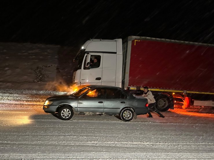 Tokat-Sivas kara yolu kar nedeniyle ağır tonajlı araçların geçişine kapatıldı