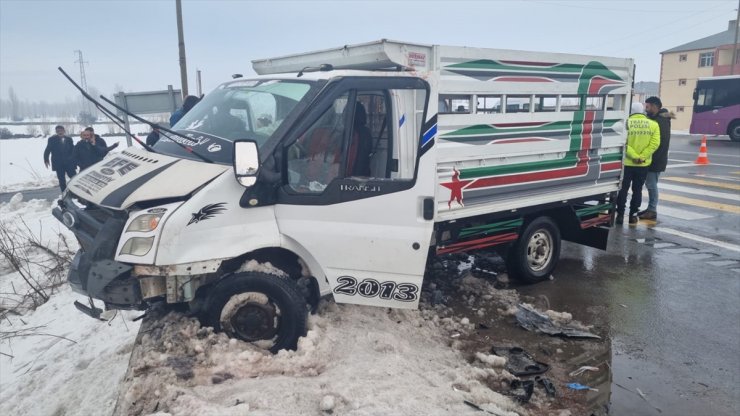 Van'da kamyonet ile hafif ticari aracın çarpıştığı kazada 7 kişi yaralandı