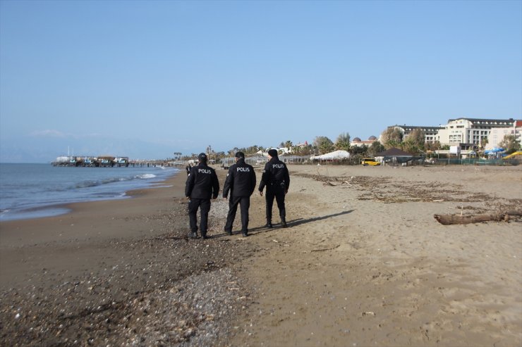 Antalya'da polis ekipleri cansız bedenlerin vurduğu sahillerde devriye geziyor