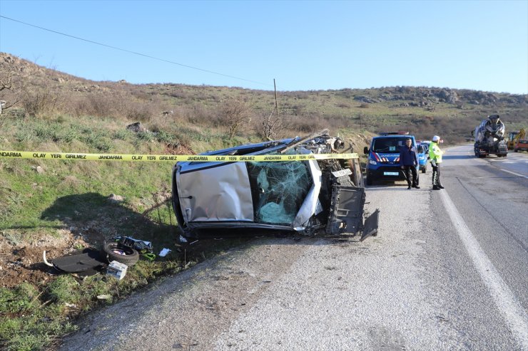 Balıkesir'de minibüsle çarpışan otomobilin sürücüsü hayatını kaybetti