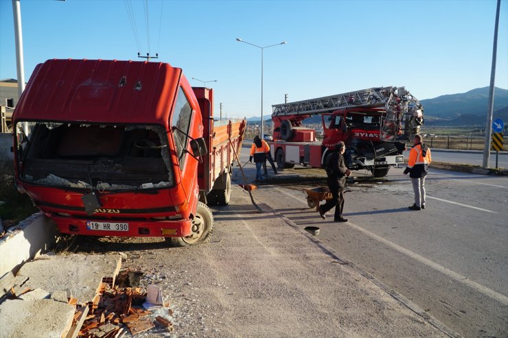 Çorum'da itfaiye aracının park halindeki kamyonete çarptığı kazada iki itfaiye eri yaralandı