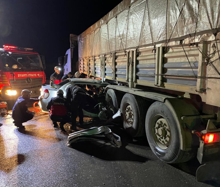 Şanlıurfa'da tır ile çarpışan otomobildeki 3 kişi öldü, 2 kişi yaralandı