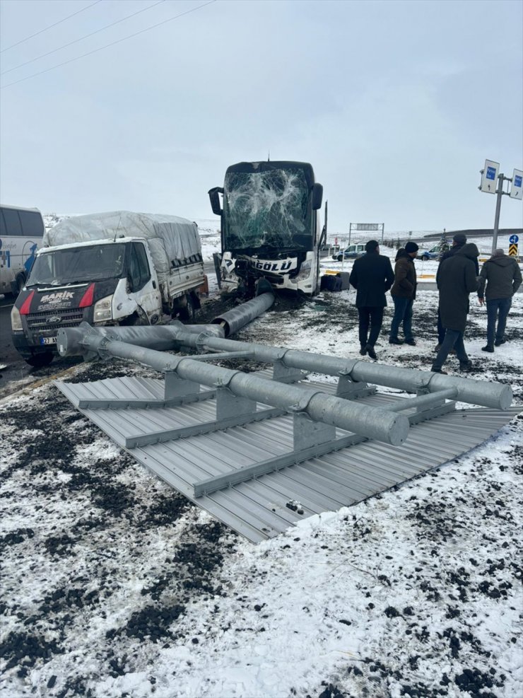 Ağrı'da yolcu otobüsü ile kamyonetin karıştığı kazada 11 kişi yaralandı