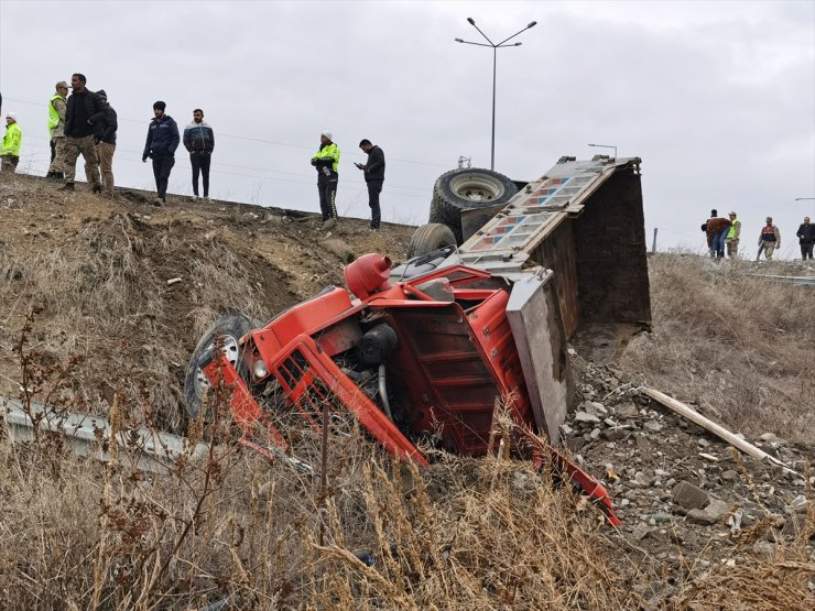 Erzincan'da freni arızalanan hafriyat yüklü kamyonun sürücüsü yaralandı