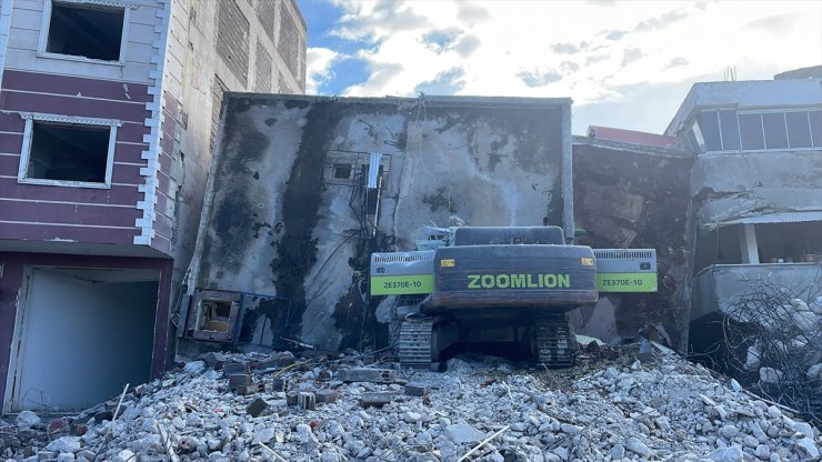 Hatay'da ağır hasarlı bina yıkım sırasında iş makinesinin üzerine çöktü