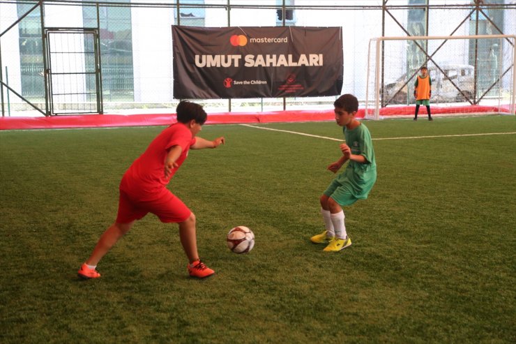 Hatay'da depremzede öğrenciler için düzenlenen futbol turnuvası başladı