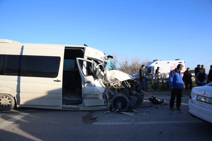 Hatay'da servis midibüsü ile tırın çarpıştığı kazada 12 kişi yaralandı