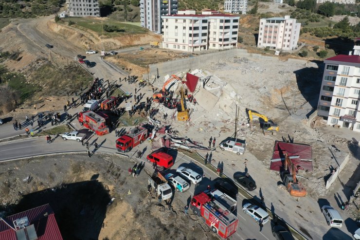 GÜNCELLEME - Kahramanmaraş'ta ağır hasarlı bina yıkım sırasında iş makinesinin üzerine çöktü