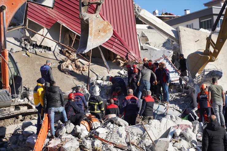 Kahramanmaraş'ta ağır hasarlı bina yıkım sırasında iş makinesinin üzerine çöktü