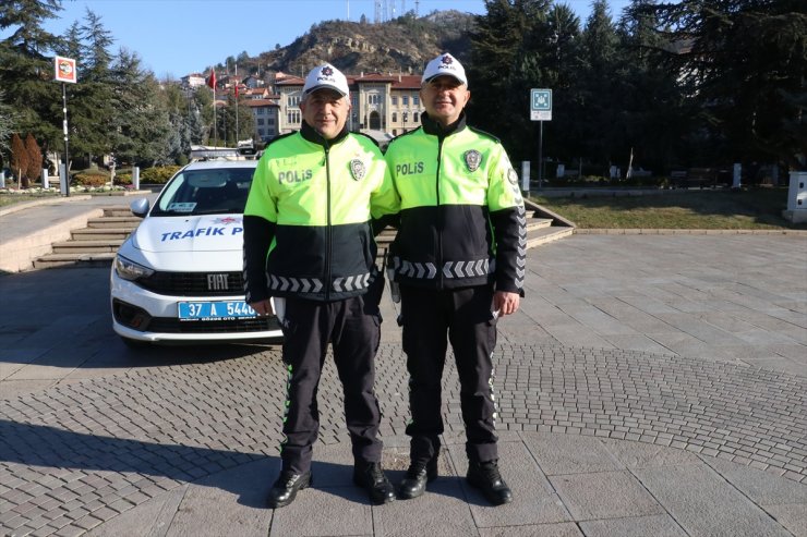 Kastamonu'da bankada kalbi duran kişiyi trafik polisleri hayata döndürdü