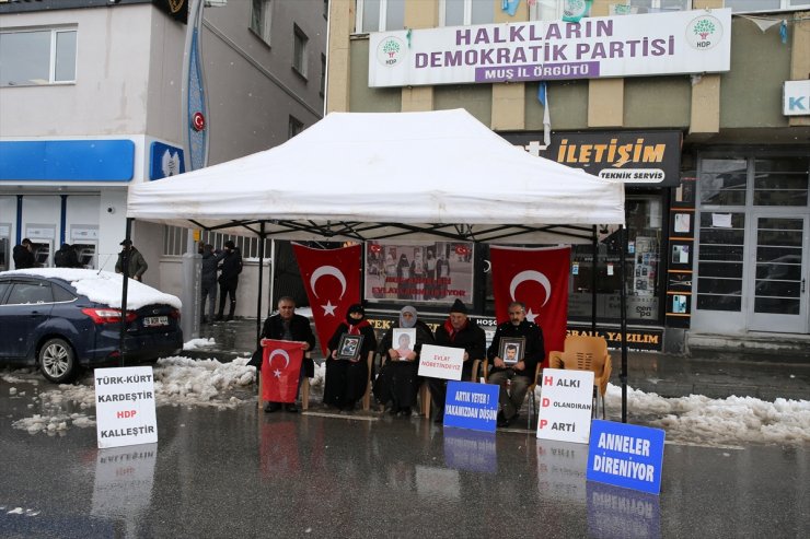 Muşlu aileler çocuklarına kavuşma ümidiyle HDP önündeki eylemlerini sürdürüyor