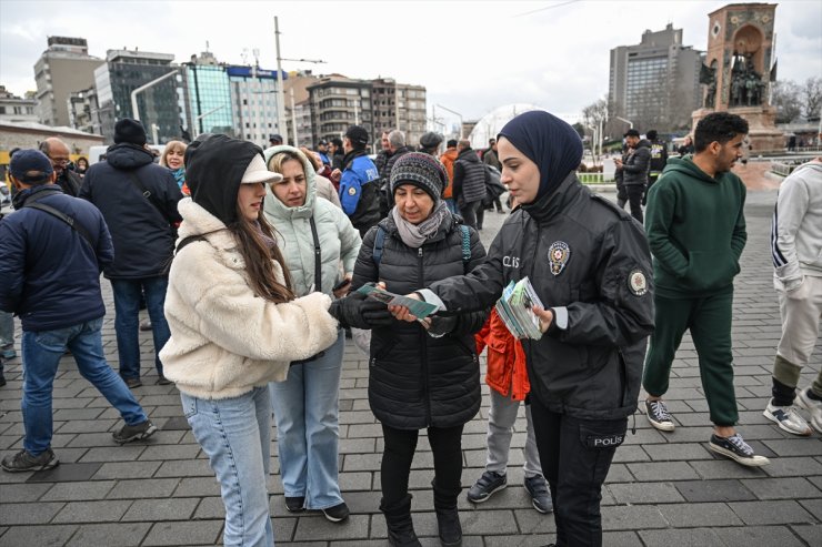 Polis ekipleri, Taksim Meydanı'nda vatandaşlara bilgilendirici broşür dağıttı