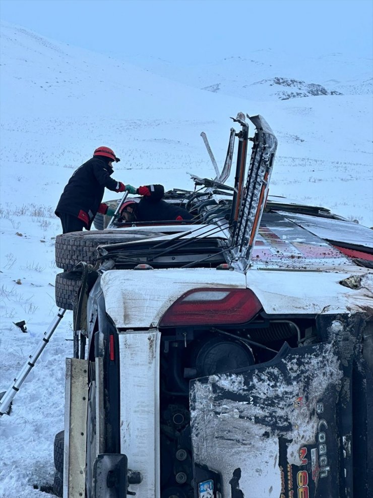 Ağrı'da İranlı yolcuları taşıyan otobüsün devrildiği kazada 10 kişi yaralandı