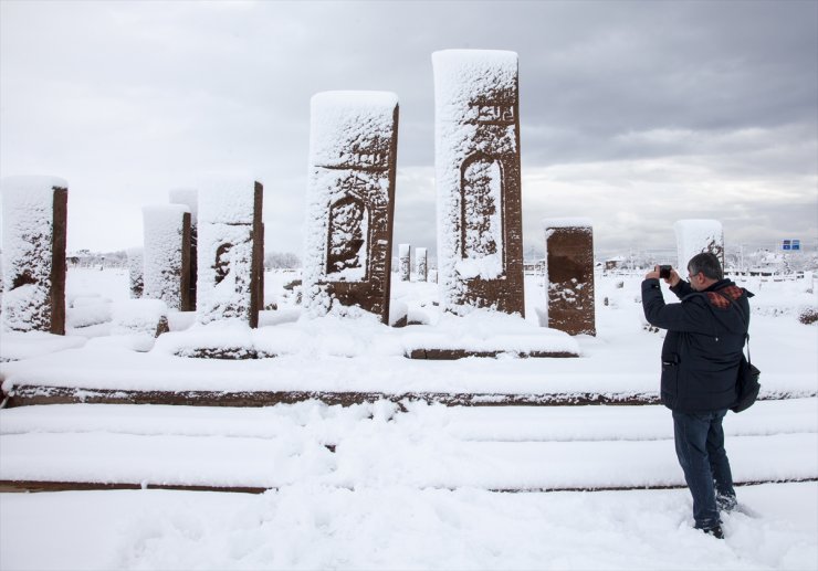 Ahlat'taki Selçuklu Meydan Mezarlığı karla kaplandı