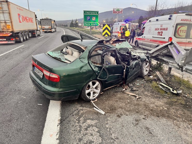 Anadolu Otoyolu'nda bariyerlere çarpan otomobildeki 8 kişi yaralandı