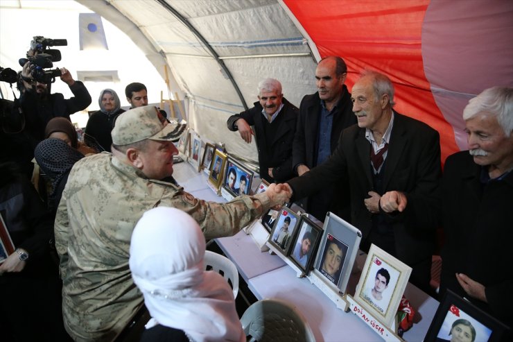 Diyarbakır annelerine, İl Jandarma Komutanı Yıldırım ve İl Emniyet Müdürü Kaya'dan ziyaret