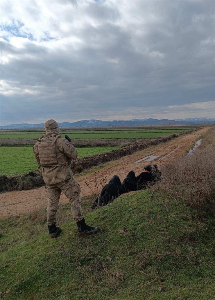 Edirne'de jandarma ekipleri 21 düzensiz göçmen yakaladı