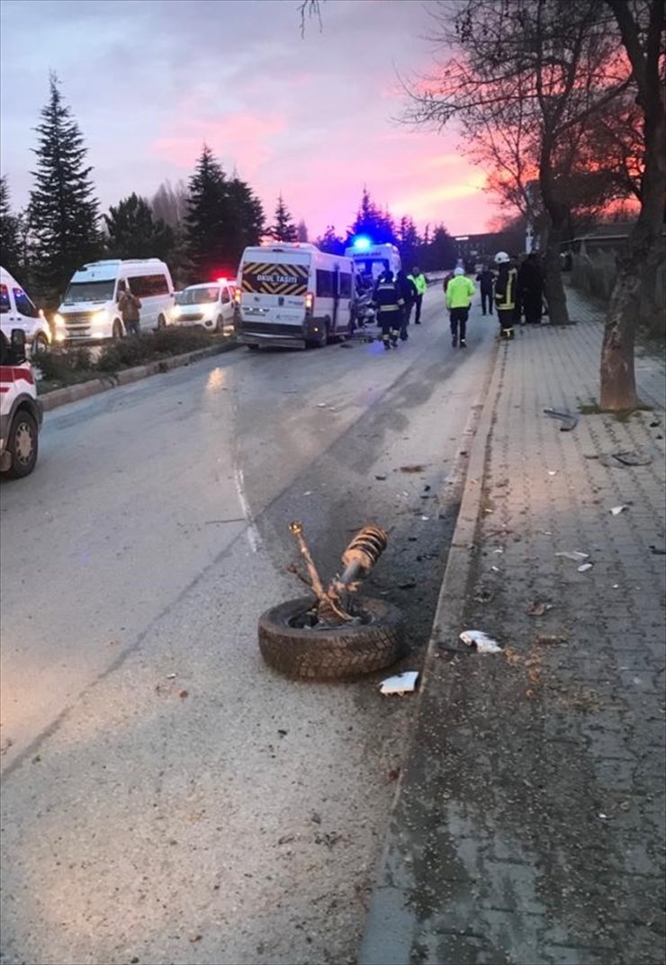 Eskişehir'de işçileri taşıyan minibüsün ağaca çarptığı kazada 12 kişi yaralandı