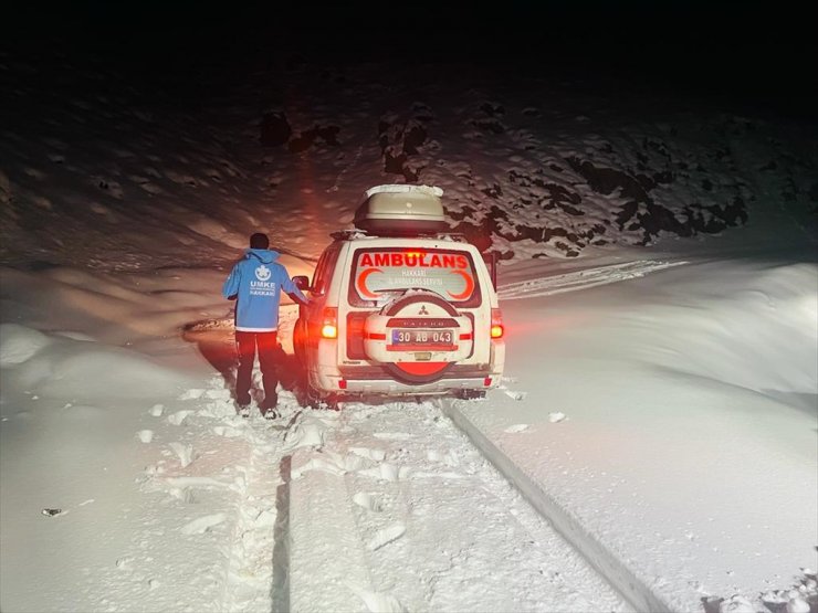 Hakkari'de yolu kardan kapanan köydeki hasta kadının yardımına ekipler yetişti