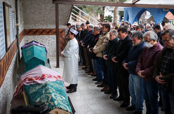 İzmir'de öldürülen 3 yaşındaki kız çocuğu ile anneannesi son yolculuklarına uğurlandı