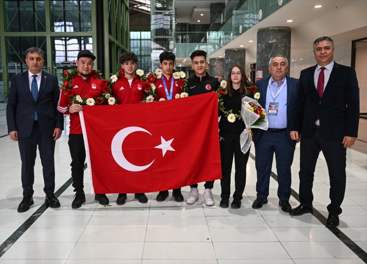 Kış Gençlik Olimpiyatları'nda gümüş madalya alan Muhammed Bozdağ, İzmir'de coşkuyla karşılandı