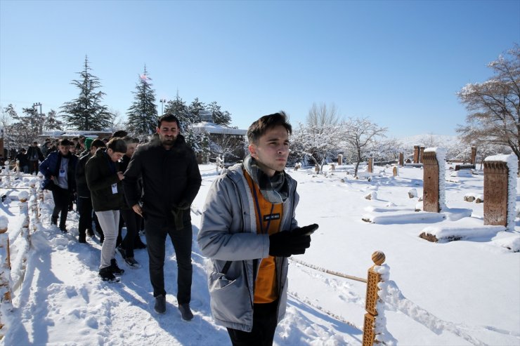 "Maziden Atiye Ahlat" programıyla 80 öğrenciye Ahlat'ın tarihi mekanları gezdirildi