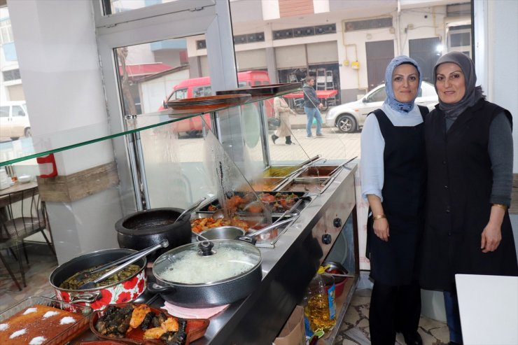 Ordu'da iki kız kardeş babalarının desteğiyle açtıkları lokantayı işletiyor