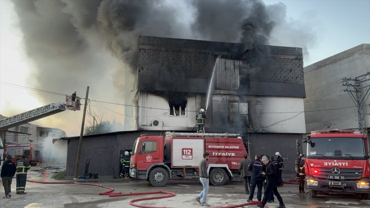 Adana'da mobilya süngerinin bulunduğu depoda yangın çıkaran zanlı tutuklandı