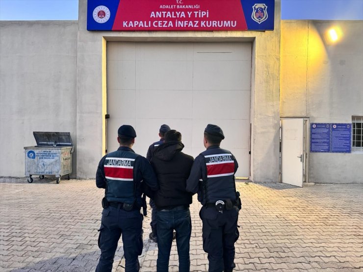 Antalya'da haklarında hapis cezası bulunan 233 hükümlü yakalandı