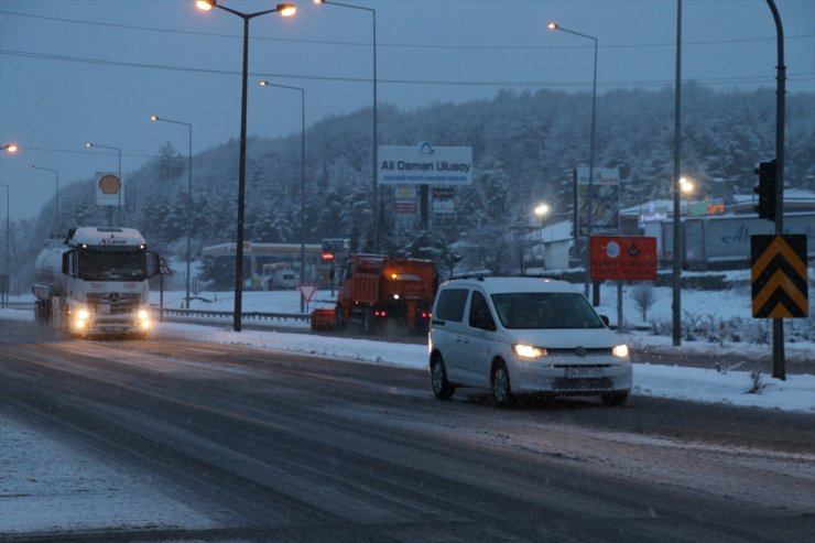 Bolu Dağı'nda kar yağışı devam ediyor