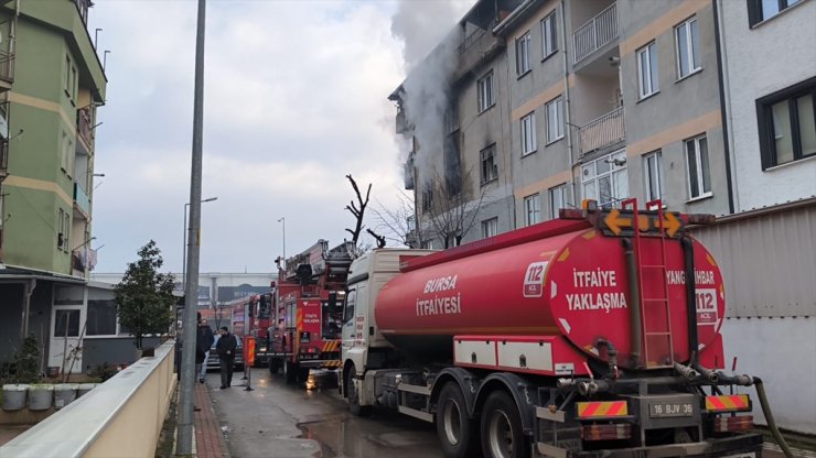 Bursa'da apartmanda çıkan yangında dumandan etkilenen 8 kişi hastaneye kaldırıldı